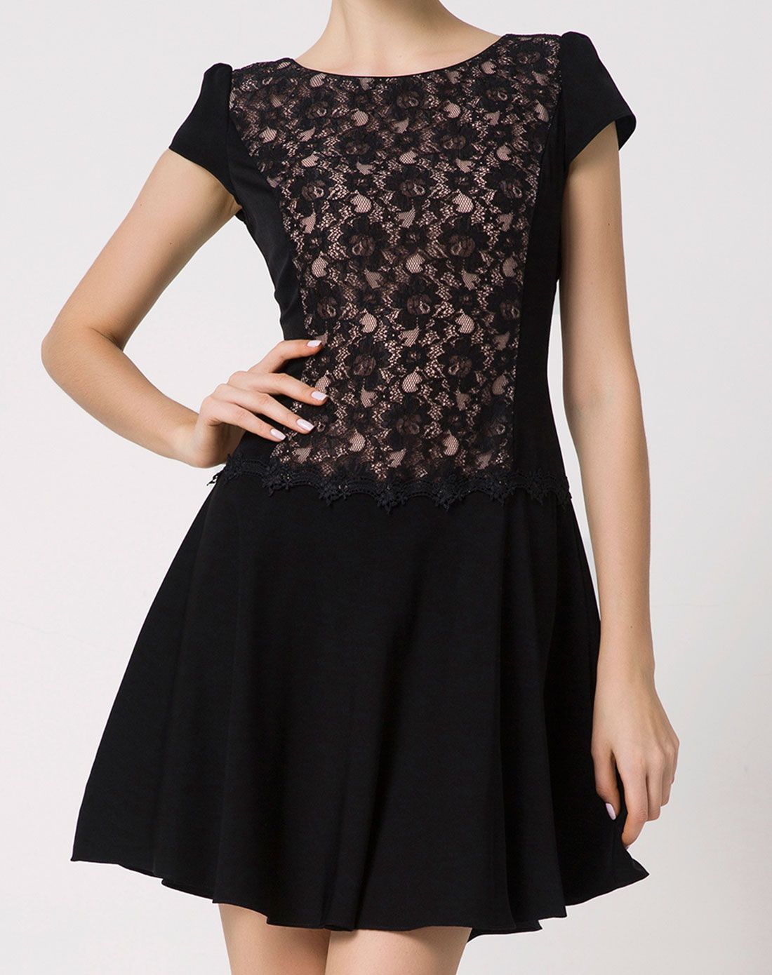 黑色圆领低腰连衣裙