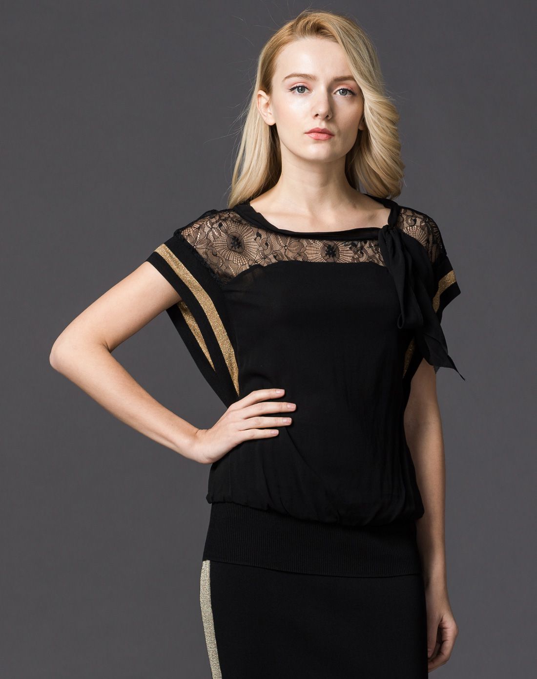 黑色蕾丝拼接短袖上衣