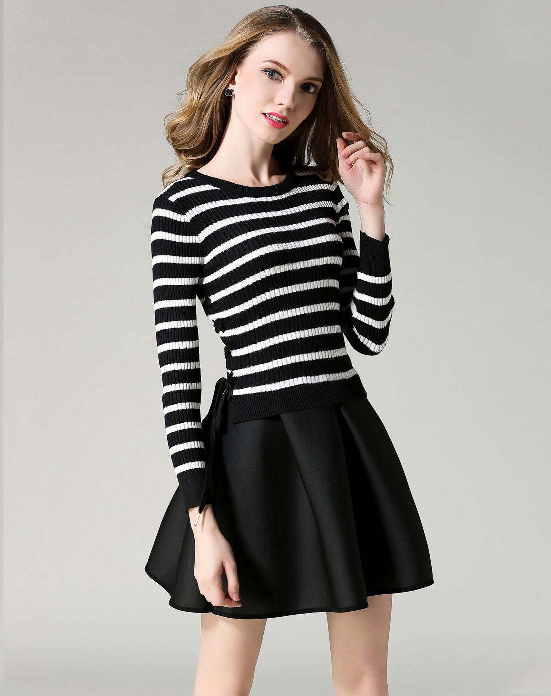 黑条圆领条纹拼接连衣裙