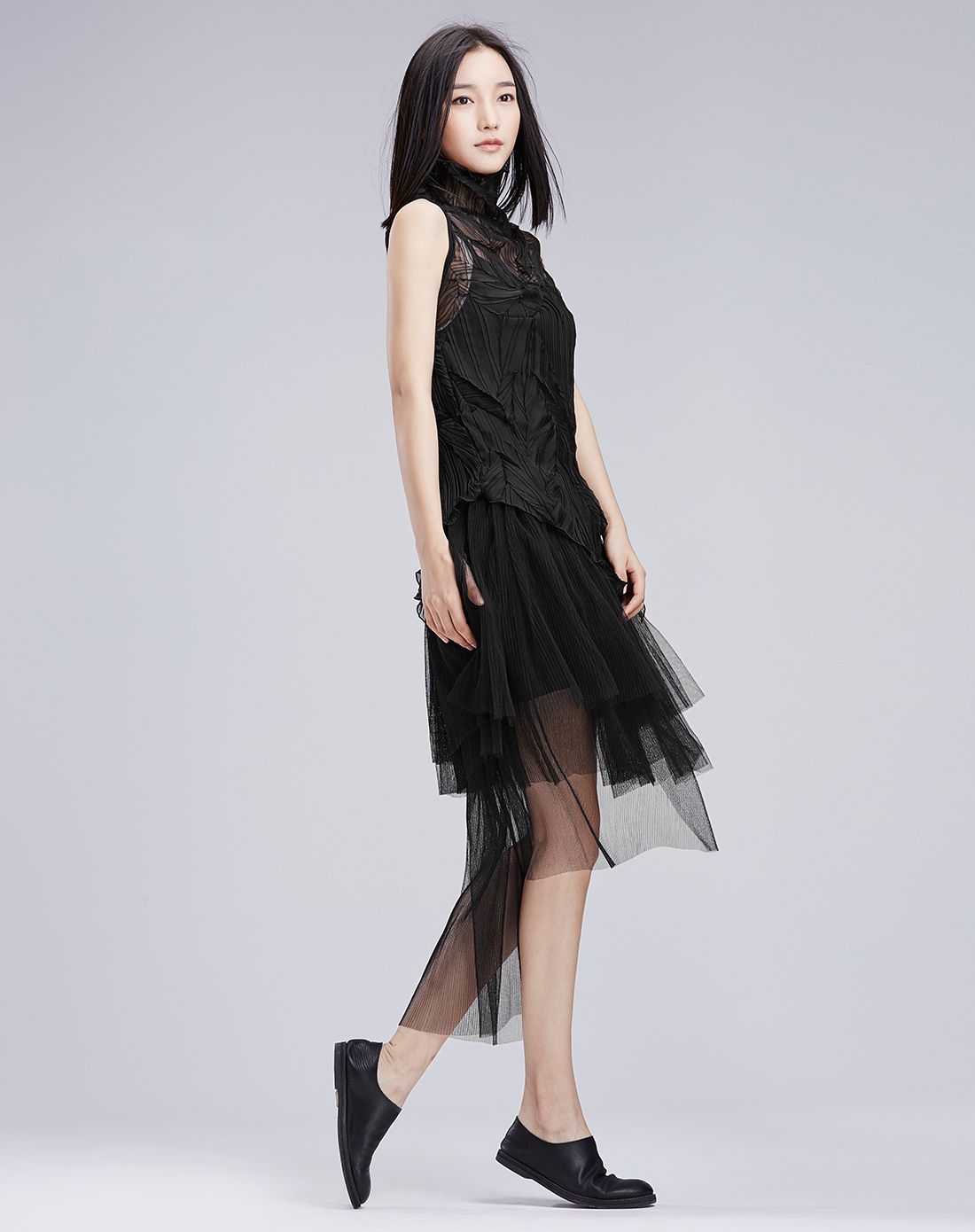 高领无袖黑纱蓬松连衣裙