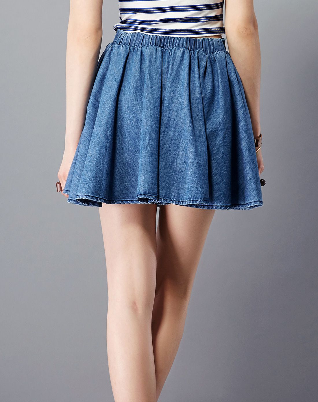 浅蓝色大摆短裙