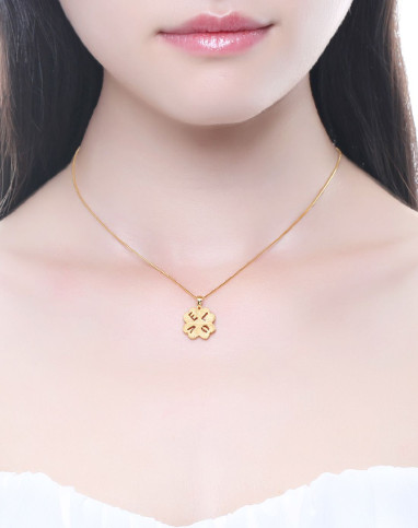 谢瑞麟 黄金时尚潮流磨砂四叶草锁骨吊坠