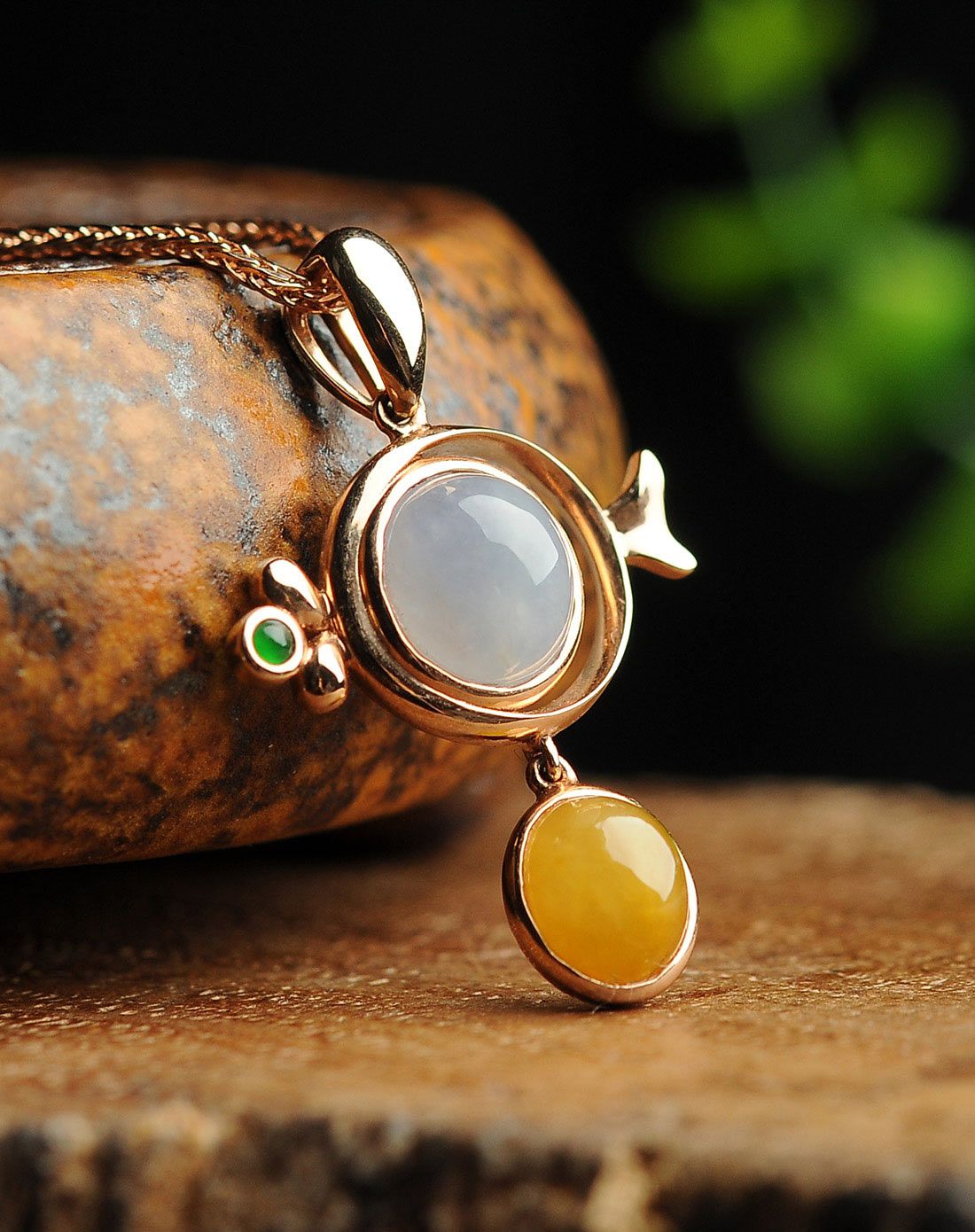 18k镶天然翡翠糯种小鱼吊坠(附证书)