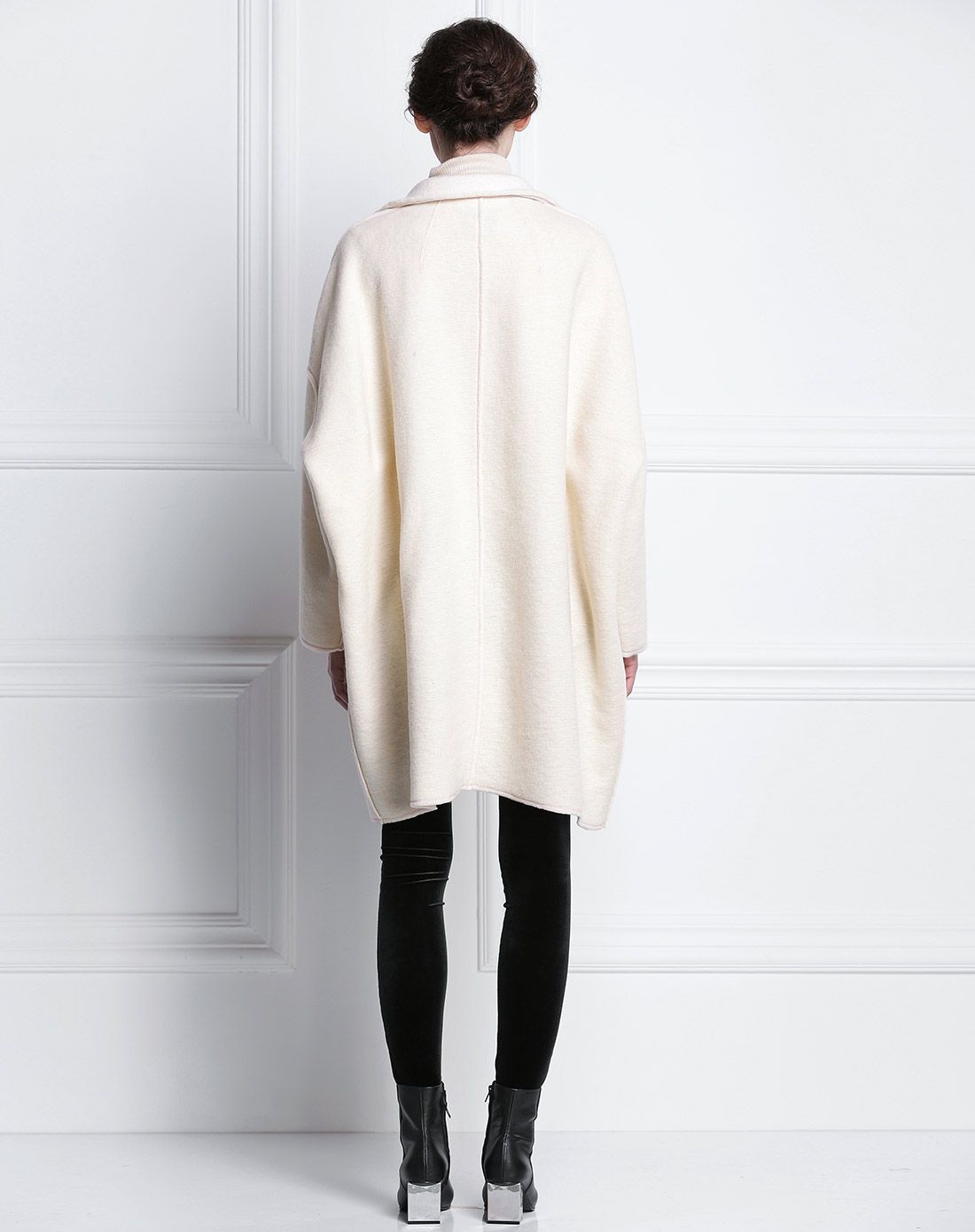 牛奶色大气人字纹压边针织呢大衣