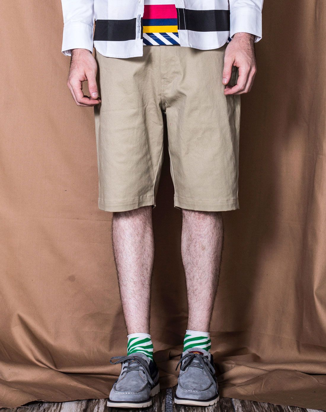 男款浅卡其色休闲简约短裤