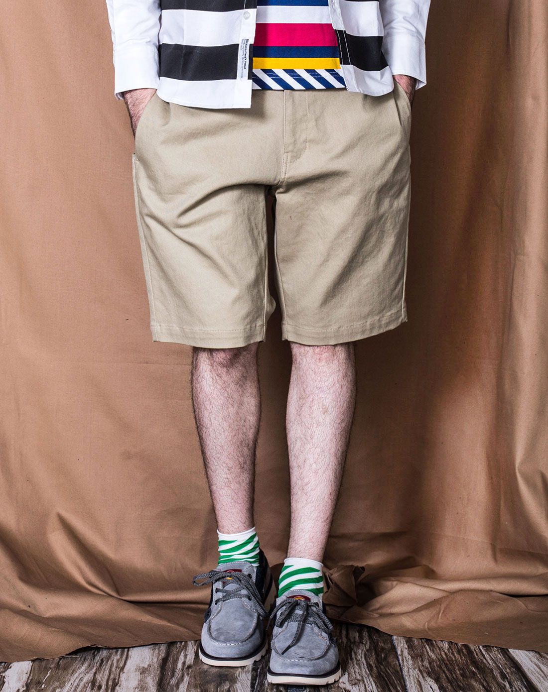 男款浅卡其色休闲简约短裤