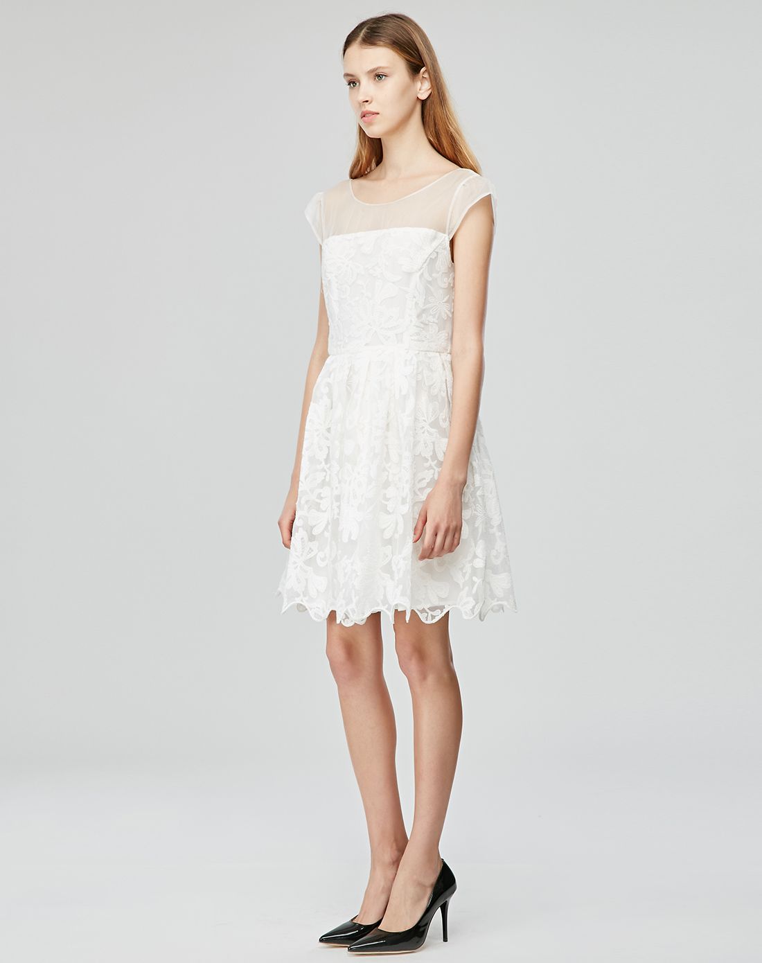 白蕾丝拼欧根纱半袖x型连衣裙