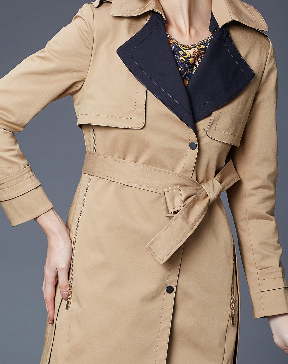 浅咖啡色时尚翻领修身风衣