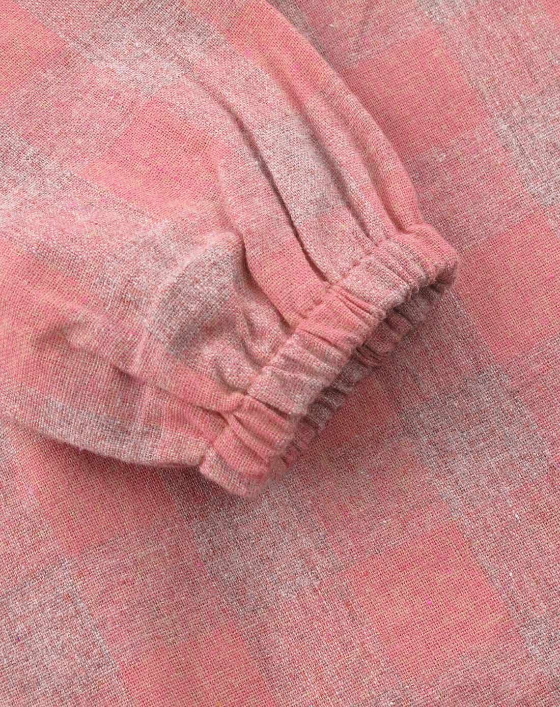 女童淡红格裙子