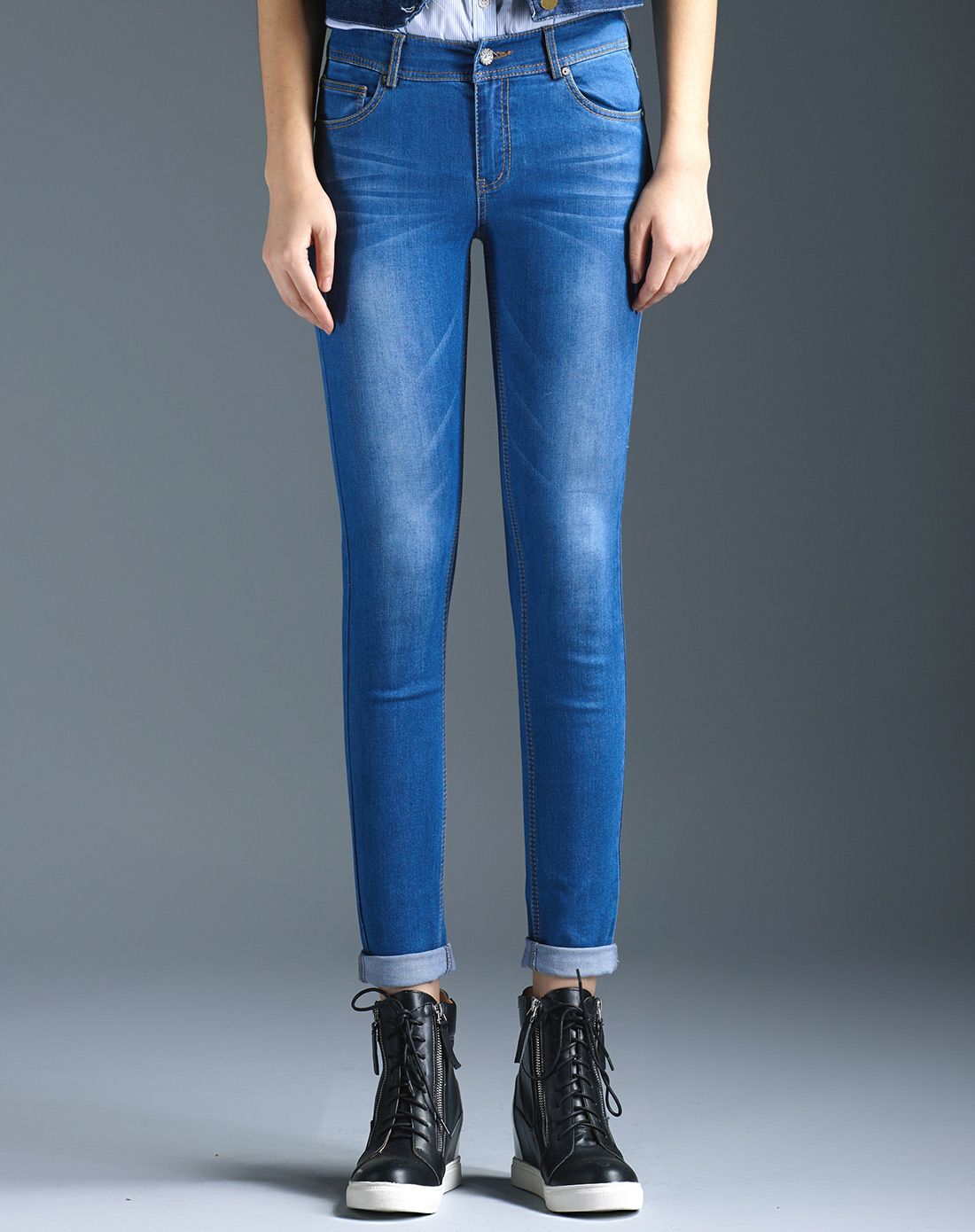 浅蓝色牛仔铅笔裤修身显瘦