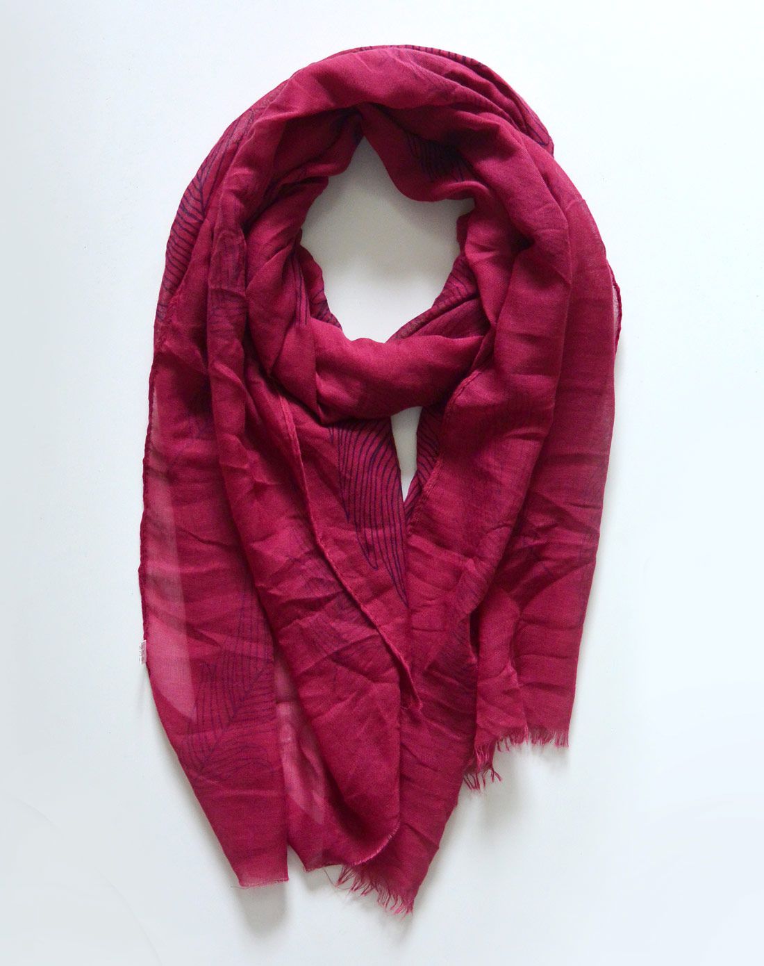 女款紫红色时尚枫叶印花围巾