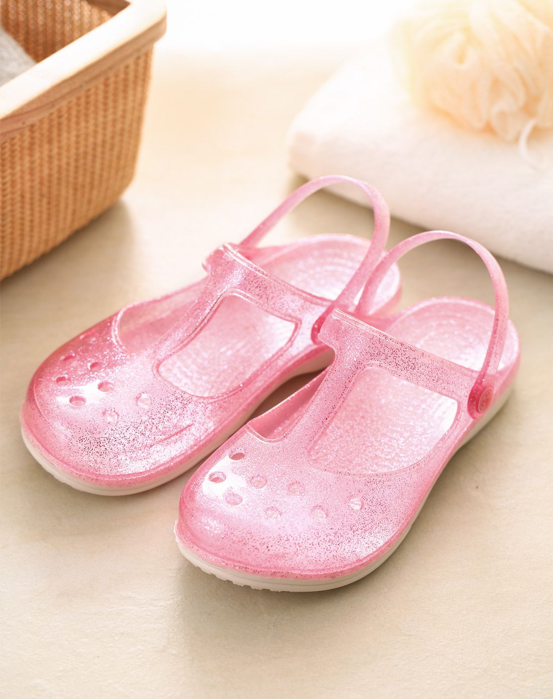 女款粉色亮面防滑厚底洞洞鞋