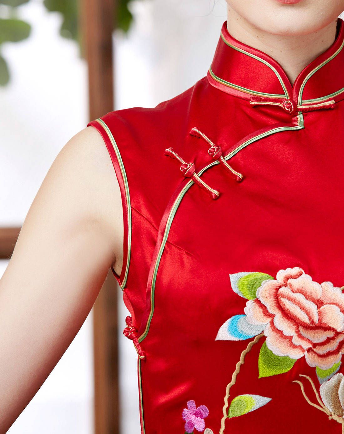 女款红色绣花真丝长款旗袍