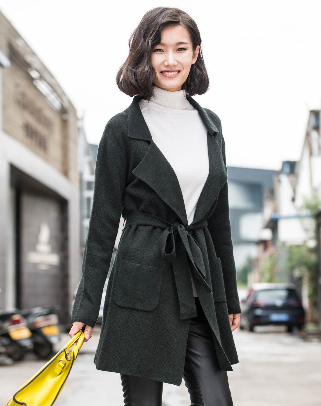 女橄榄绿时尚纯色翻领中长款羊毛衫