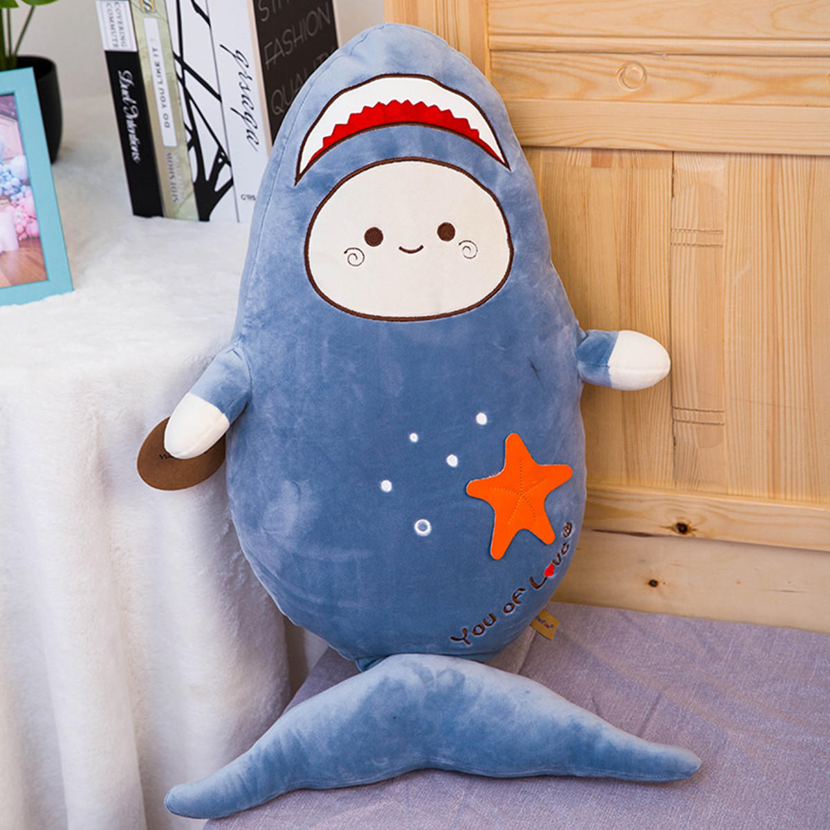 鲨鱼宝宝抱枕毛绒玩具布娃娃玩偶公仔可爱抱枕儿童女生礼物