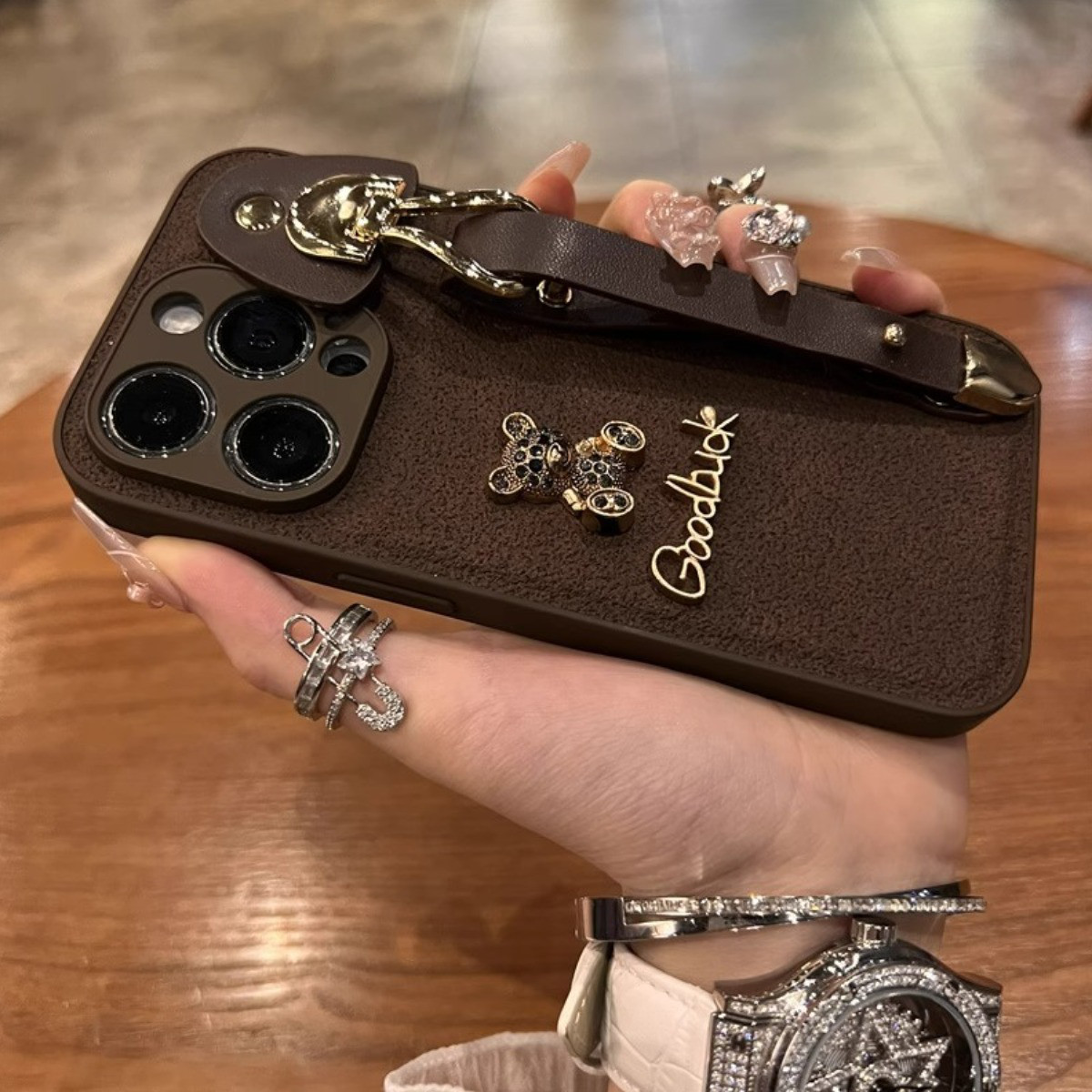 AIKS 适用iPhone16ProMax手机壳卡通熊腕带苹果15/14/13皮纹保护套12女