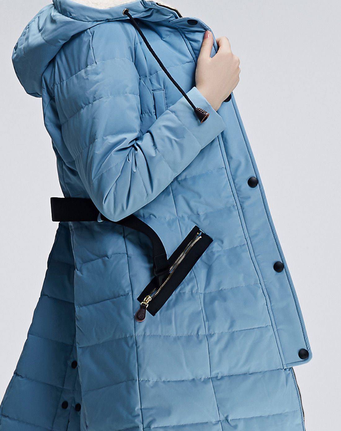 女款天蓝色时尚中长款羽绒服