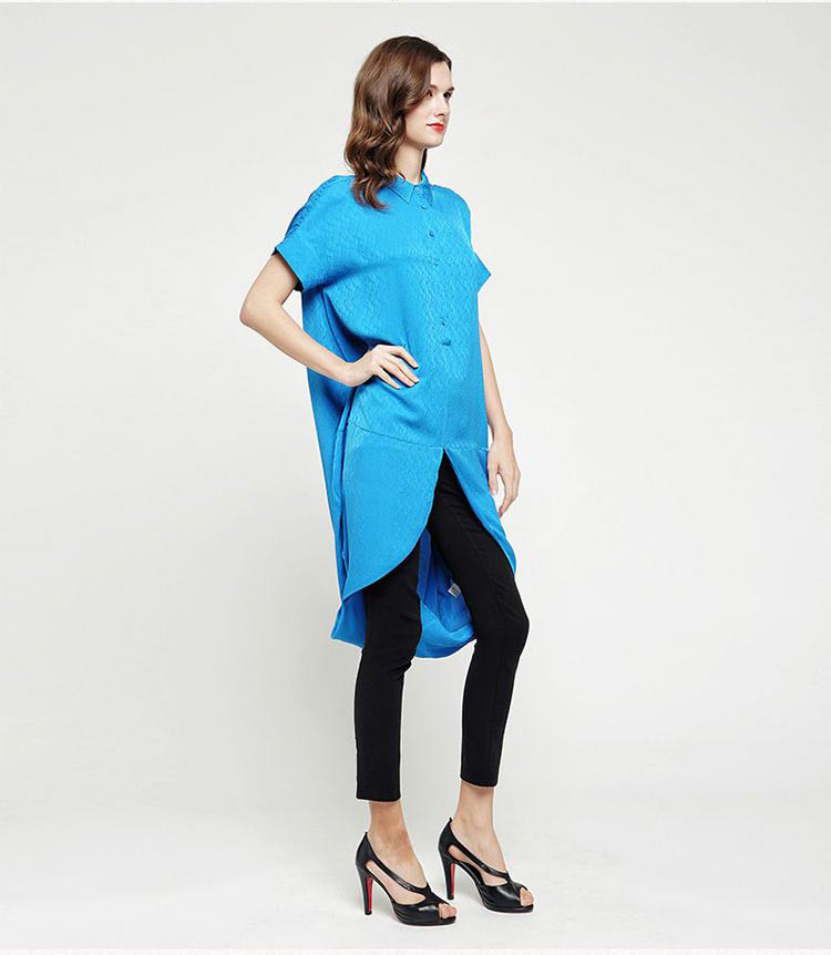 voa维欧艾丝绸翻领单排扣袋形下摆o型桑蚕丝大码宽松长款蓝色真丝上衣