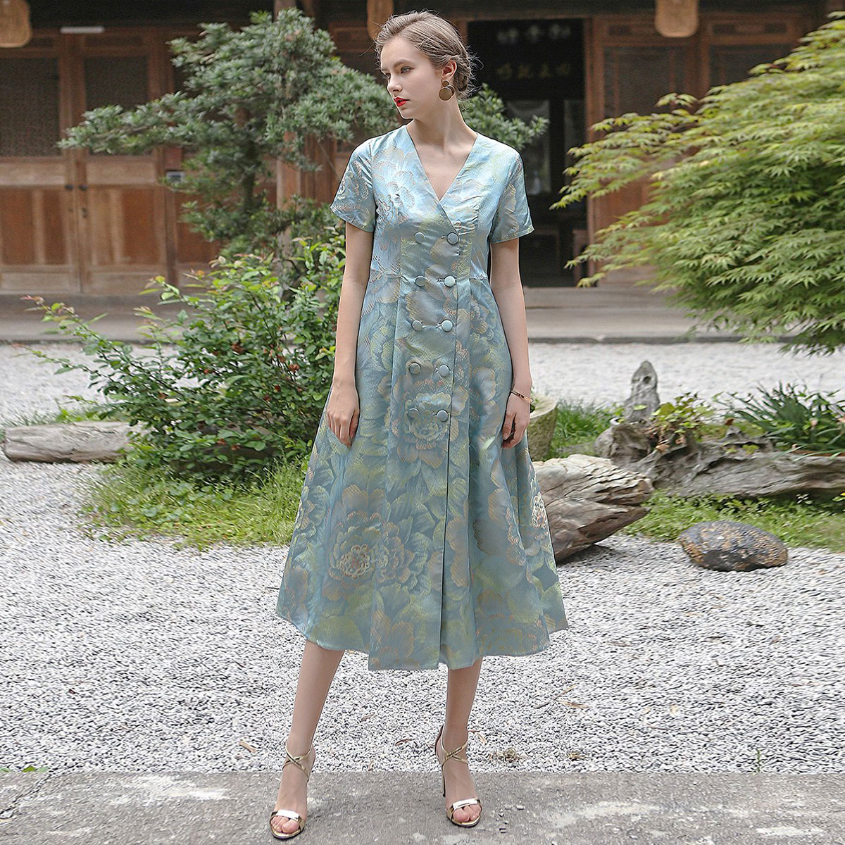 voa哑光色织植物花卉v领双排包扣高腰育克褶浅蓝真丝连衣裙