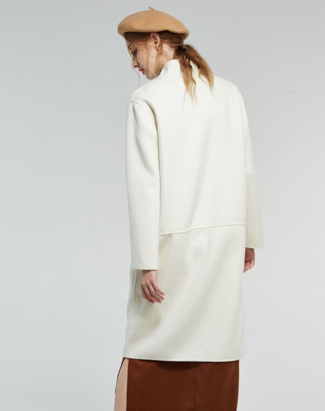 白色直身型大衣