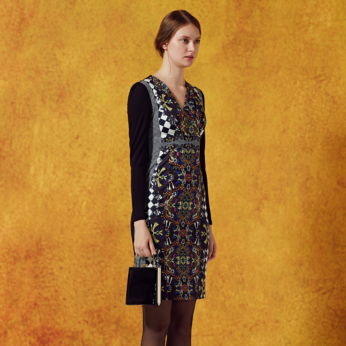 古色/sussi百搭黑白菱格波斯纹样v领黑袖女装连衣裙