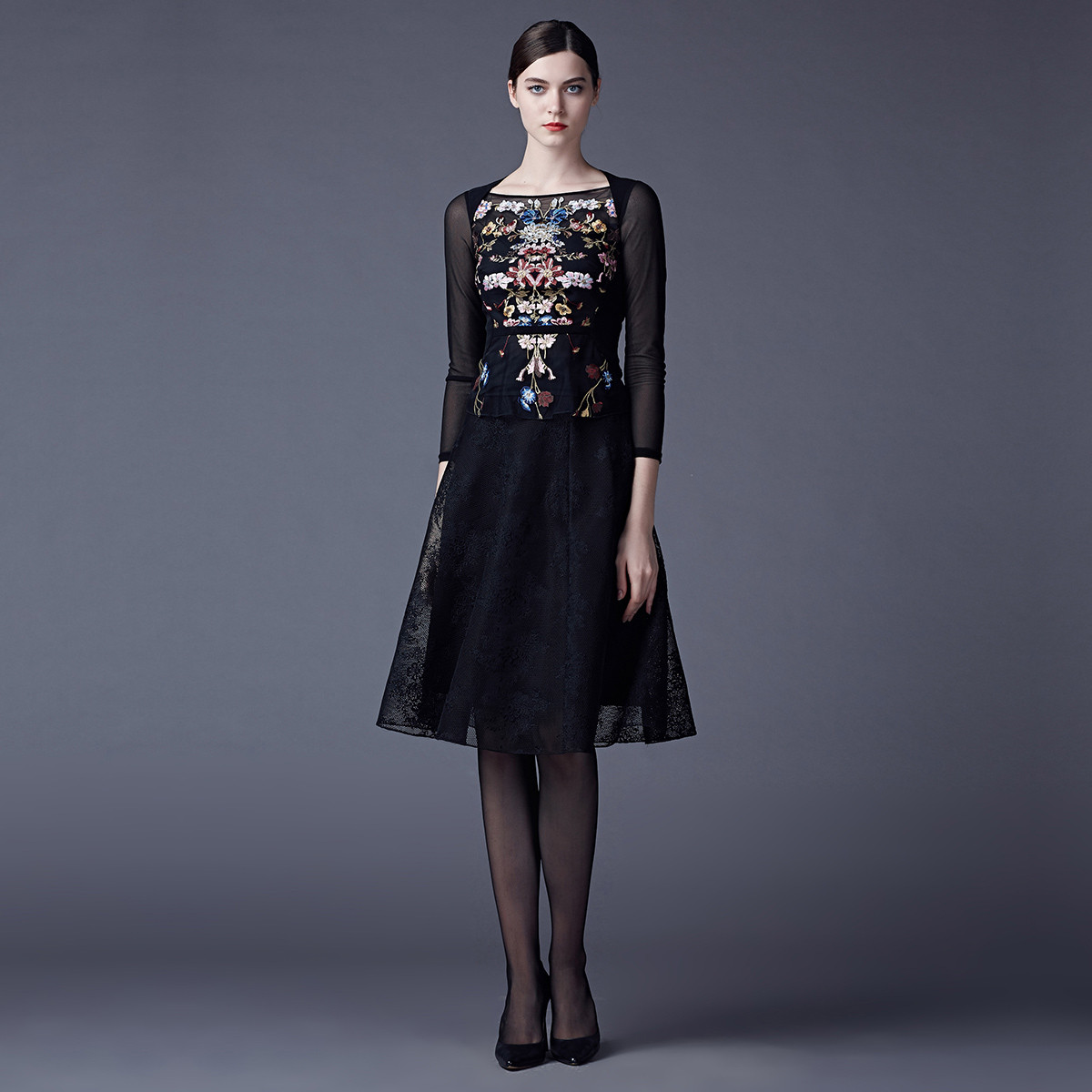 古色sussi新品女装黑色前幅网刺绣立体彩花一字领长袖上衣