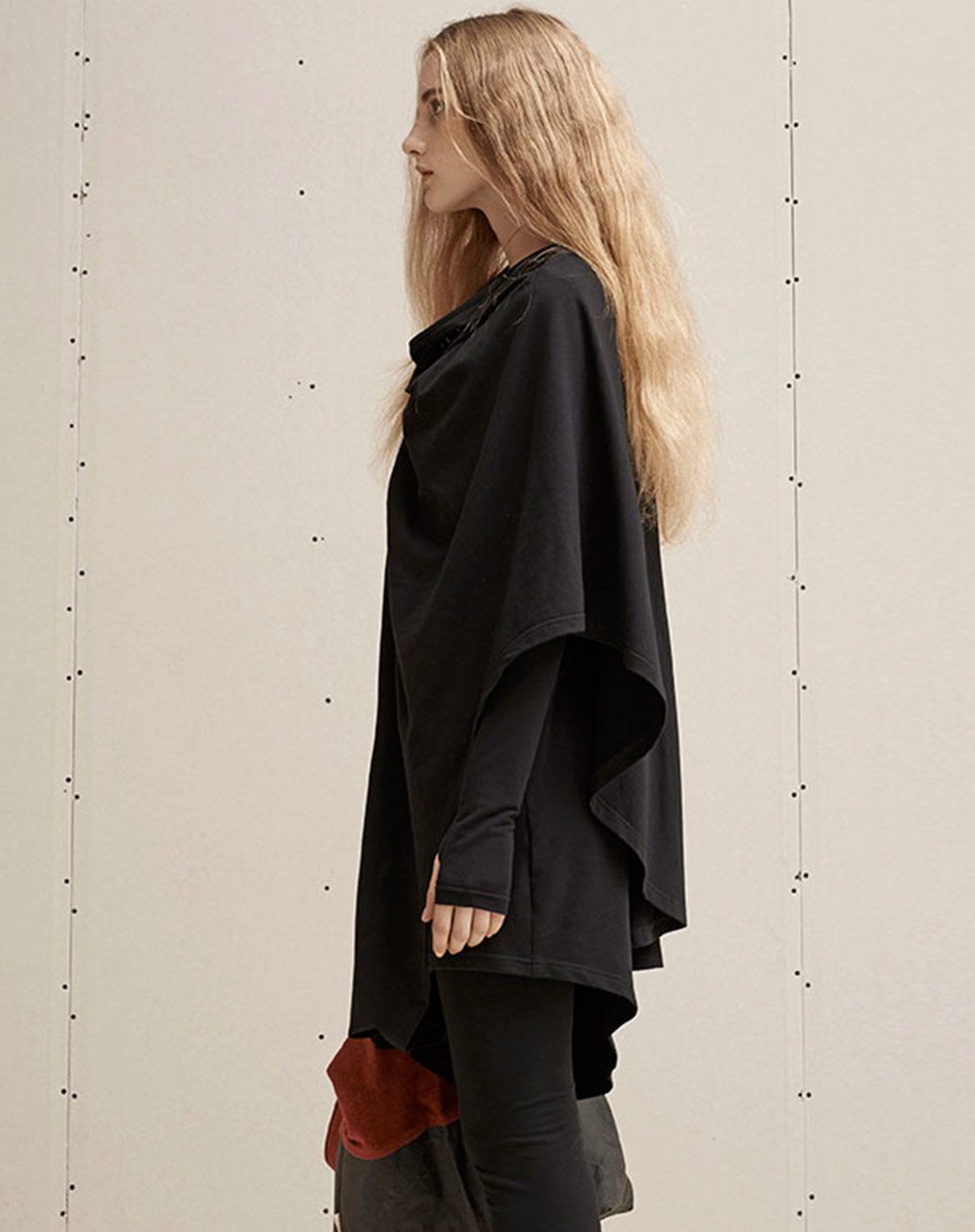 黑色冷峻披挂式假两件连衣裙