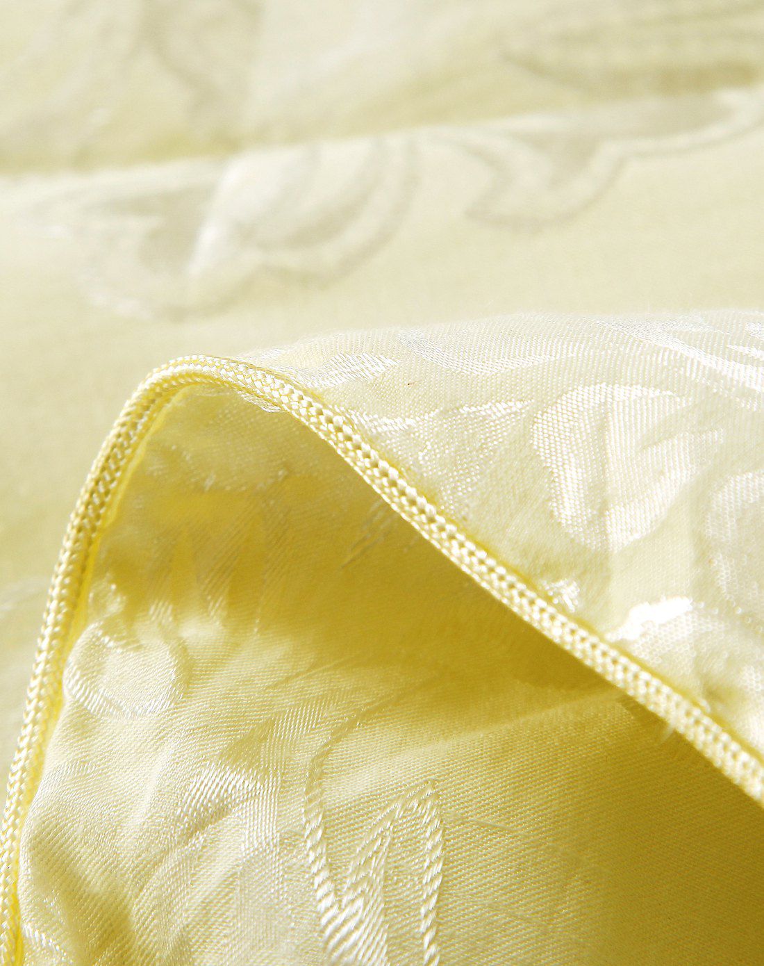 米黄色贡缎提花舒柔蚕丝被1.8m床