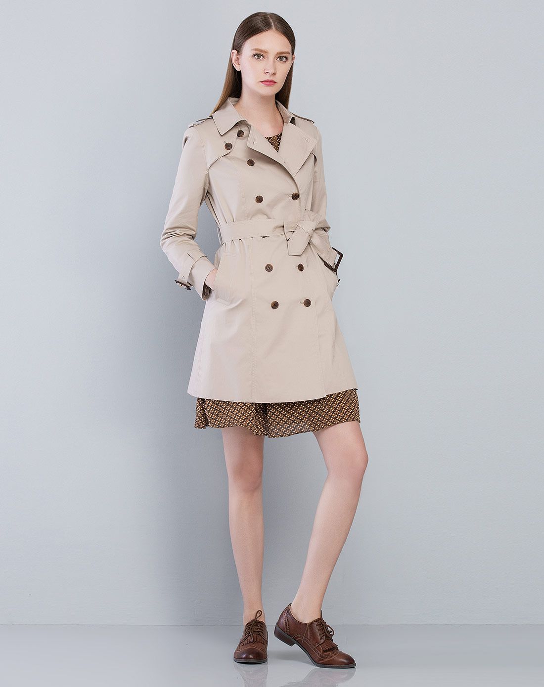 杰西jessie女装专场 杏色熟女时尚双排扣风衣 商品编码:jxdsff12x1