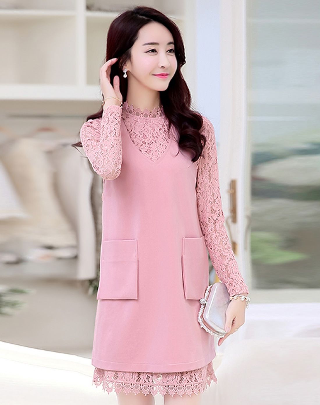 女粉色气质蕾丝修身套裙