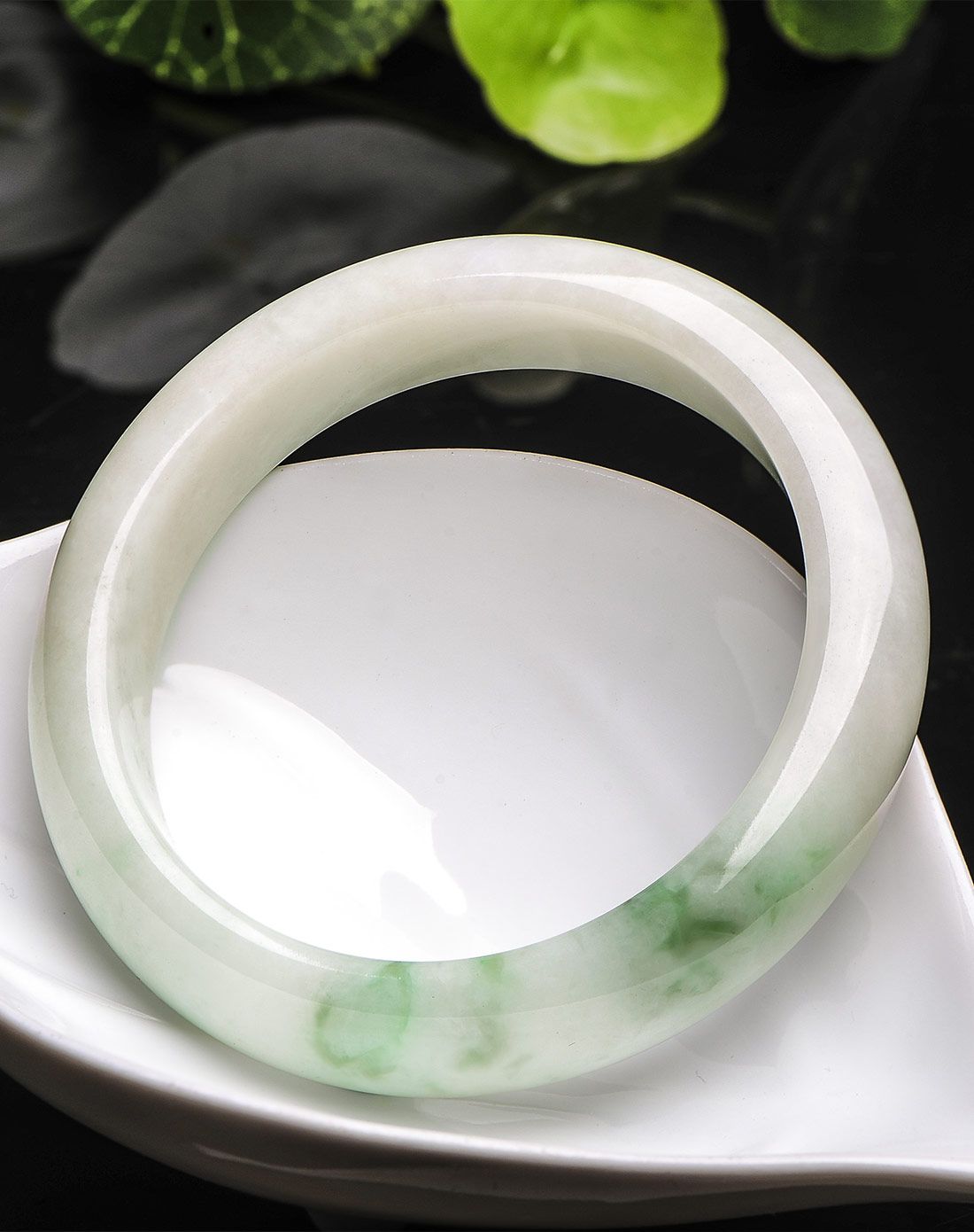 mary windsor 57mm莹白飘绿翡翠手镯(附证书)