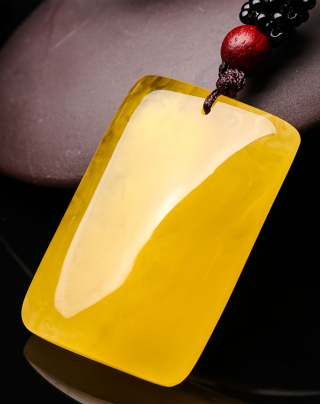 玛丽.温莎 平安无事牌琥珀蜜蜡吊坠附证书