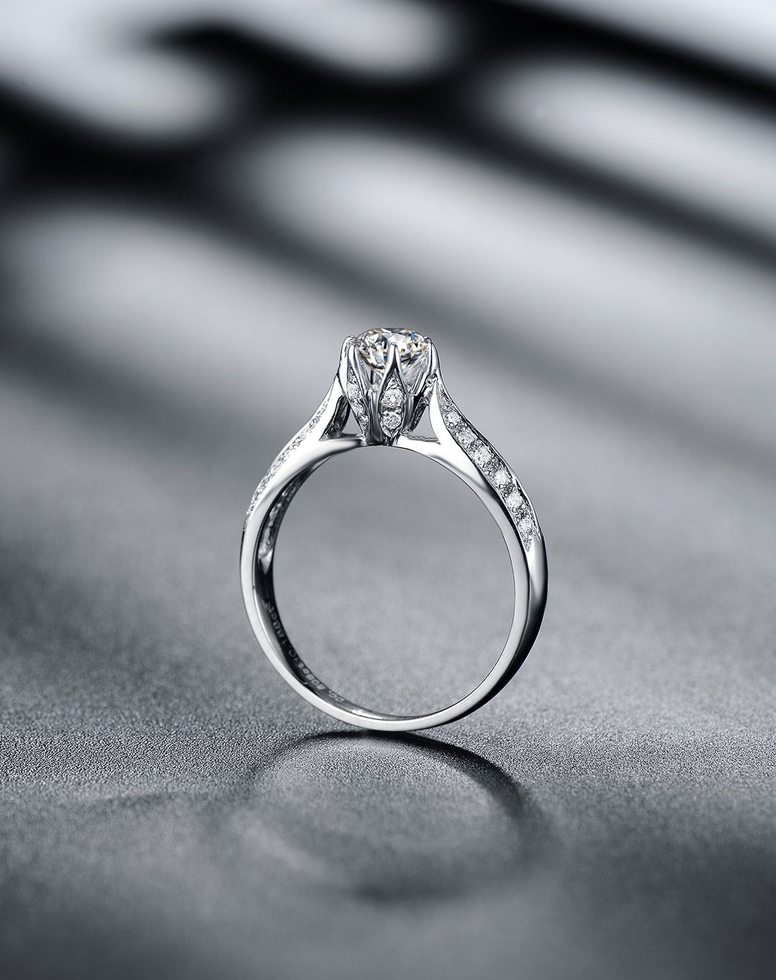 doido 18k金共68分f-g色经典六爪钻石女戒