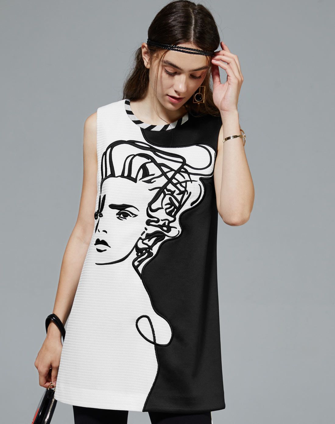 黑白纹样人物绣花连衣裙