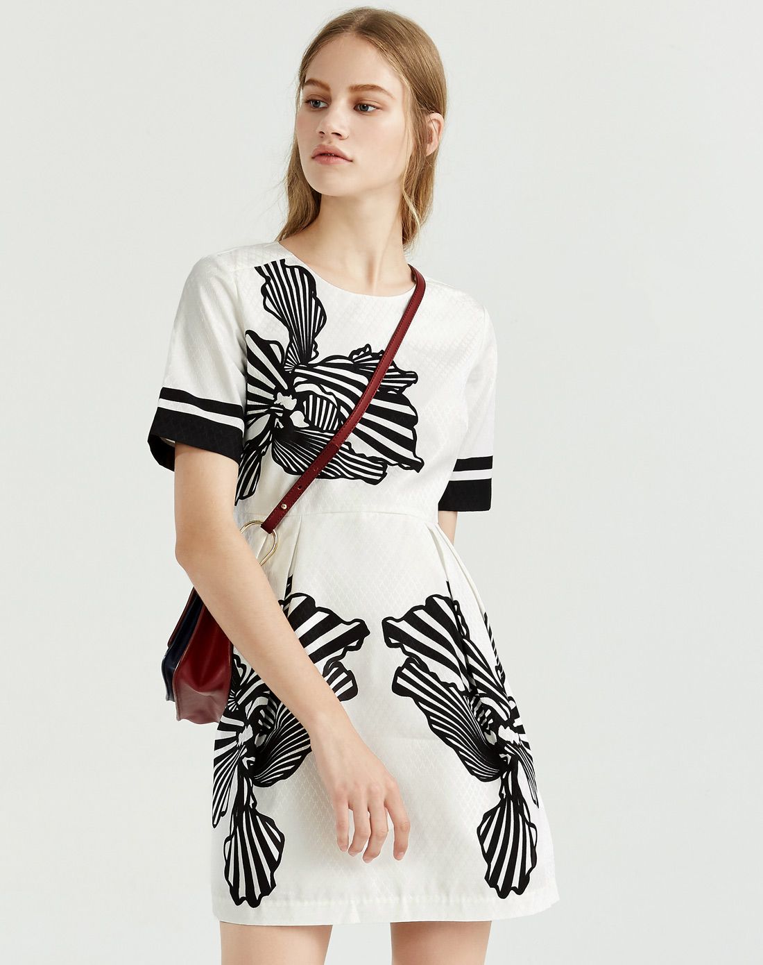 太平鸟peace bird 春新品 黑白纹样定位印花连衣裙a1fa53356c8_唯品会