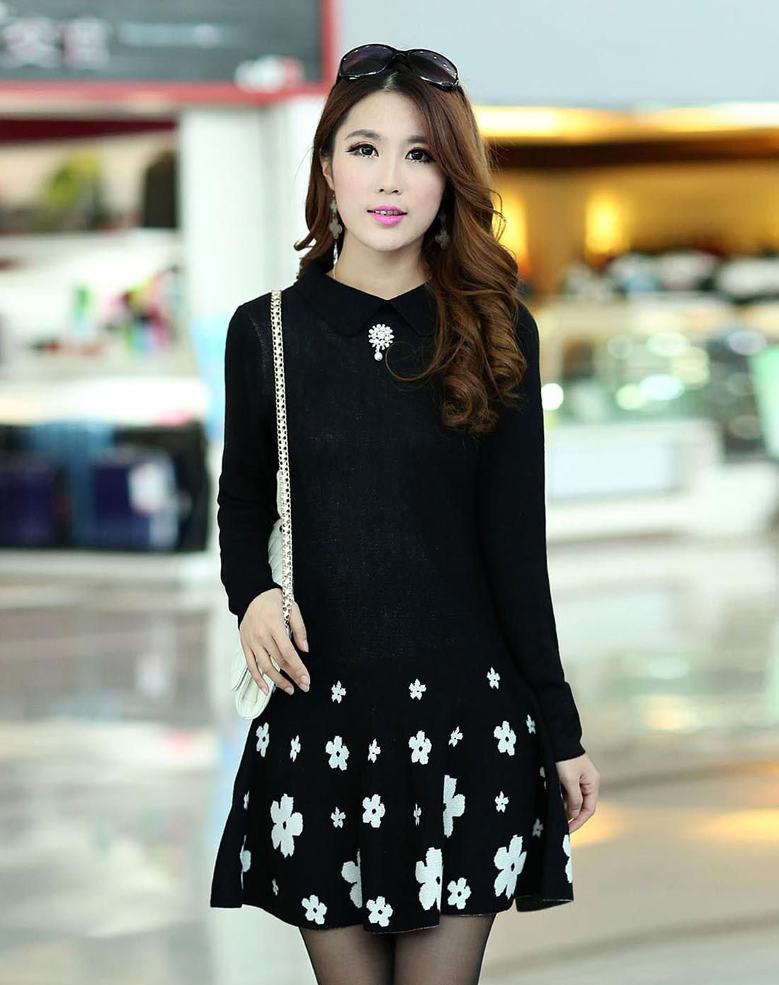 女黑底白花修身翻领收腰中长款连衣裙