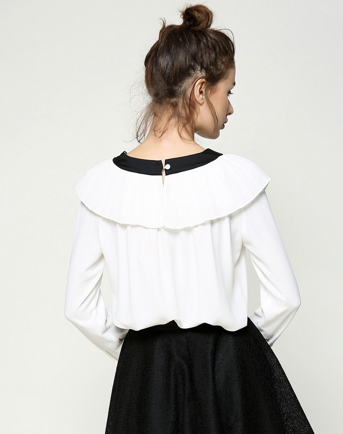 白色荷叶边领长袖衬衫