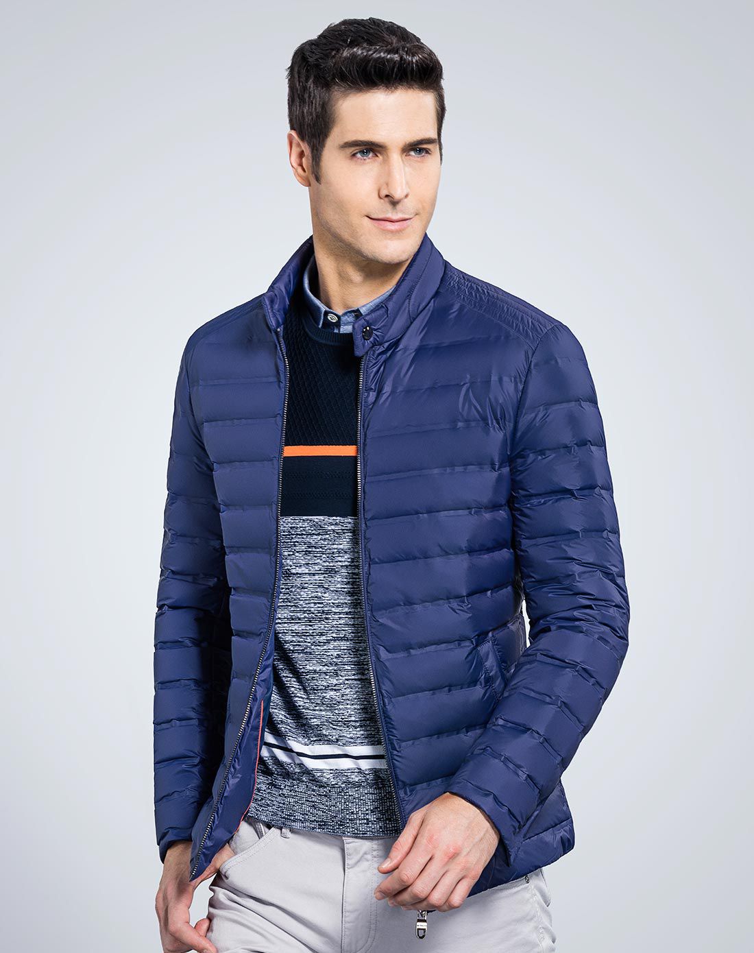 藏青色鹅绒轻薄羽绒服