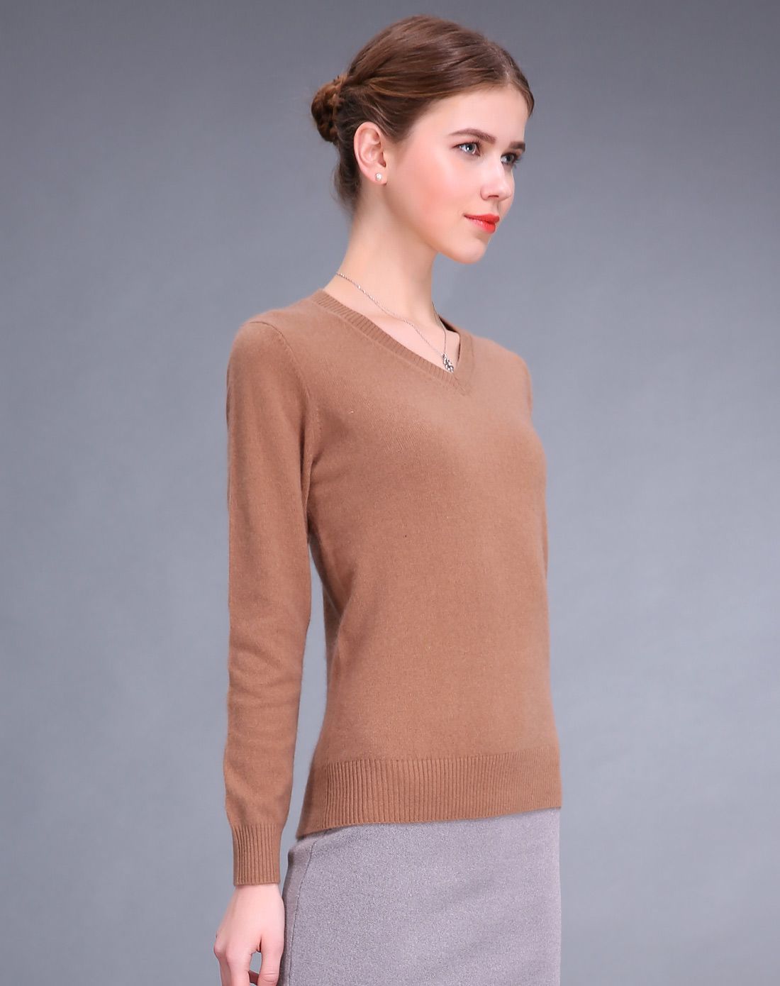 女款豆沙色简约时尚v领羊毛衫