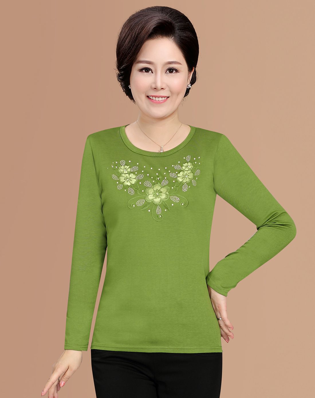 绿色圆领绣花打底长袖t恤