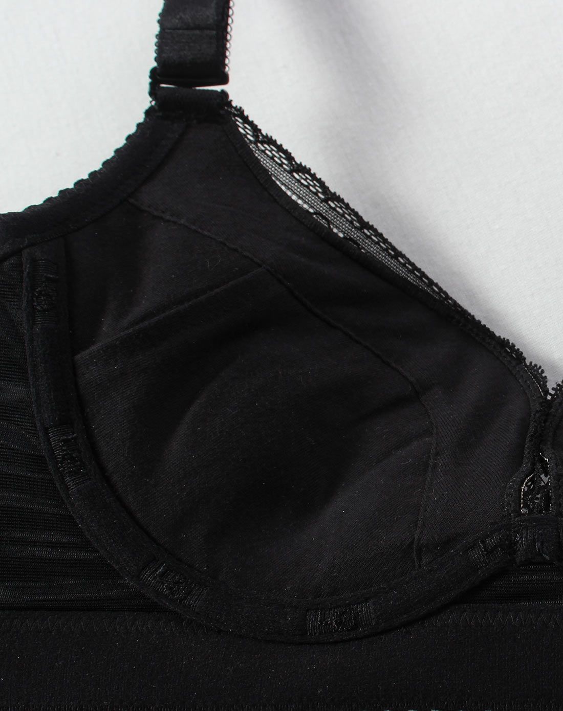 黑色优雅绣花中厚杯文胸