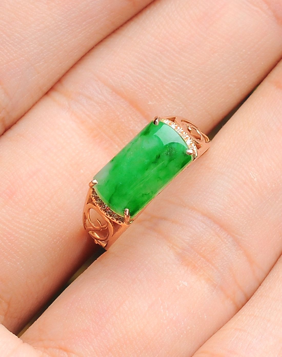 亿珍阁 18k金镶嵌阳绿方形翡翠戒指12# 附证书