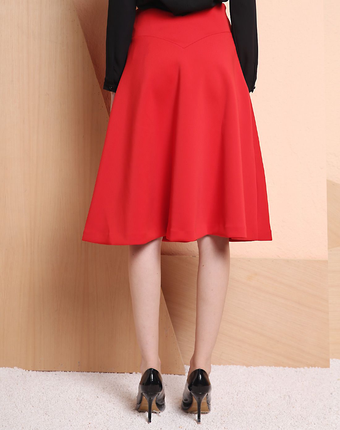 女性玫瑰红半截裙