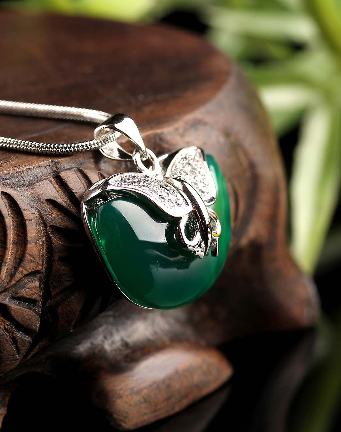 一生一石 翩蝶招怜绿玛瑙合金镶嵌吊坠