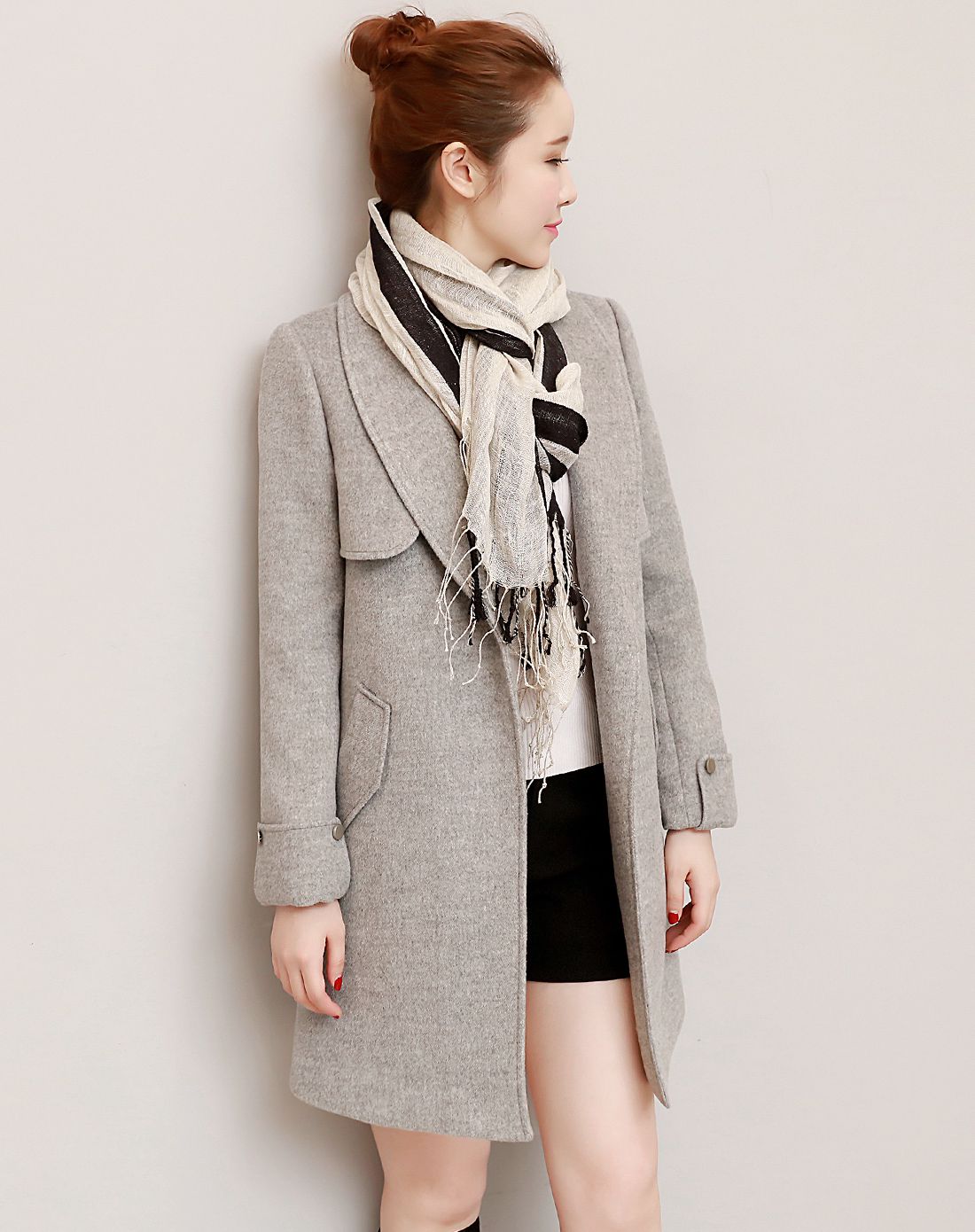 浅灰色修身中长款毛呢大衣