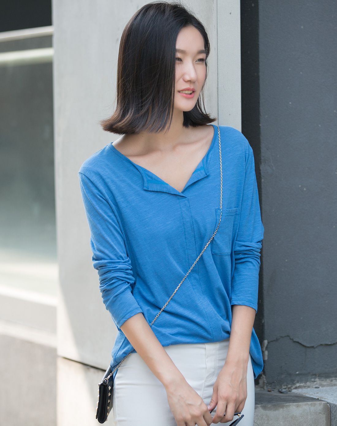 蓝色圆领纯色宽松口袋款长袖t恤