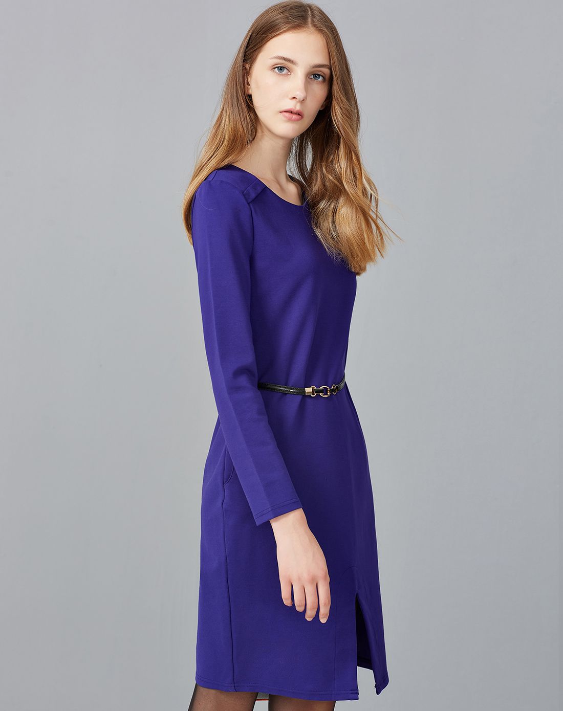 紫罗兰色罗马布前开衩连衣裙