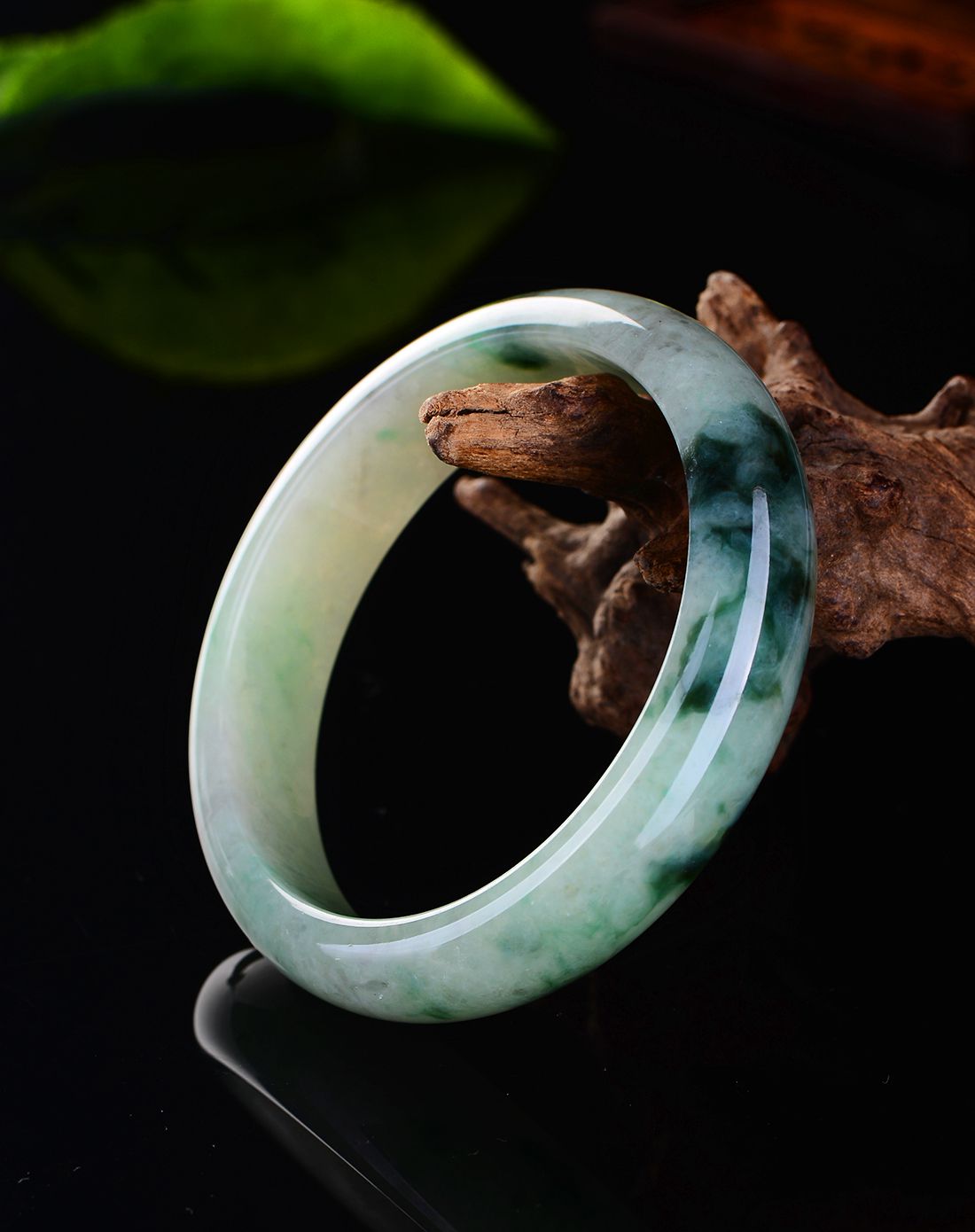 伊戴娇 天然翡翠a货糯种豆绿飘花手镯