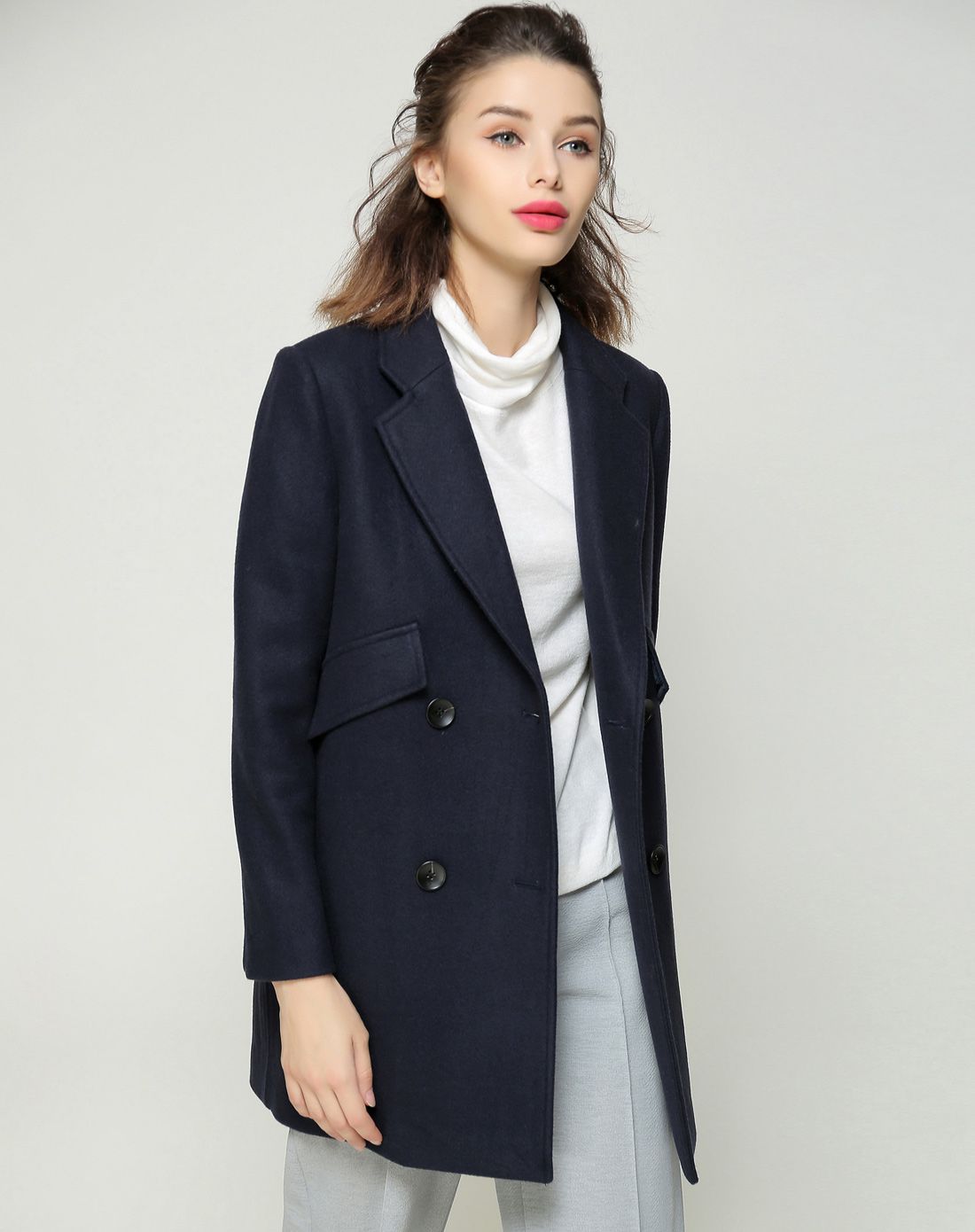 藏蓝经典大气翻领大衣