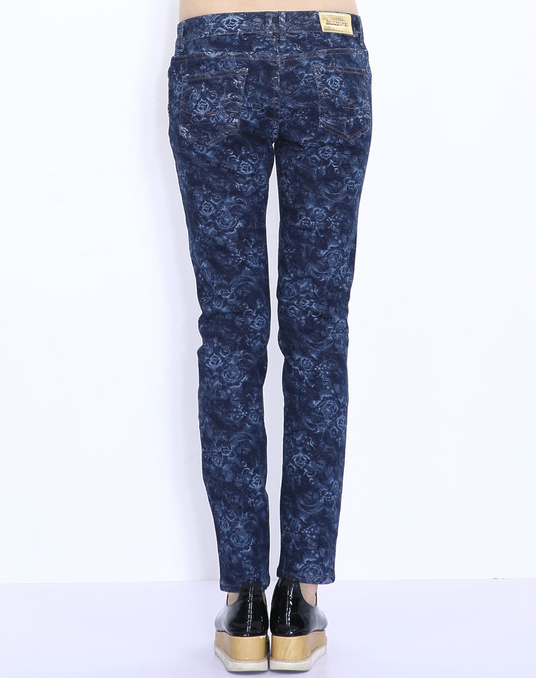 蓝色花纹修身牛仔裤